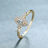 Anel de Noivado Dourado com Zircônia Marquise