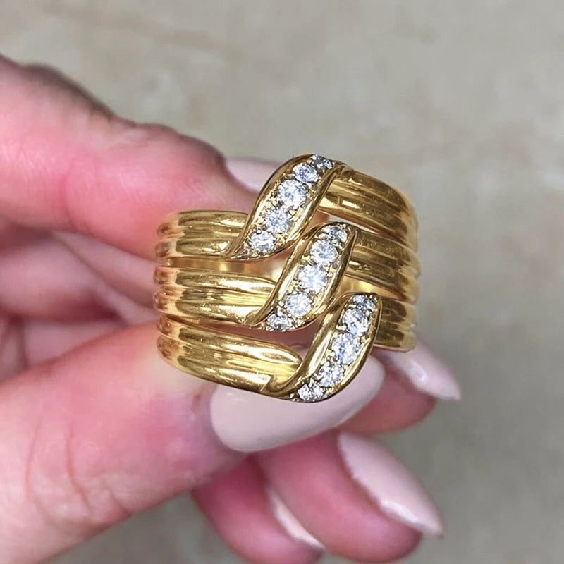 Anel Dourado com Zircônia Luxuosa